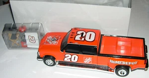 2005 AUTOGRAPHED 1:24 Tony Stewart/Home Depot Dually Bank & Home Depot Package - Imagen 1 de 9
