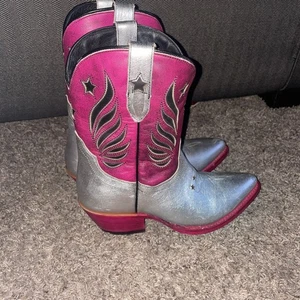Idylwind Damen-Roadie-Westernstiefel mit Metallic-Sterneinlage BIWFA22L83 Größe 9,5 - Bild 1 von 10