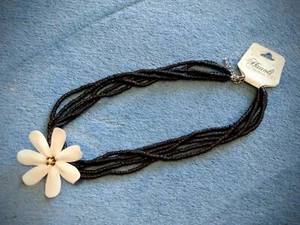 Süßer & eingängiger brauner Perlen Anhänger Halsband/Halskette mit weißer Blume Anhänger - Bild 1 von 7