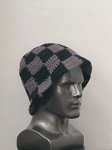 Sombrero de cubo a cuadros de ganchillo negro y gris festival Boho Hippie chic hecho a mano - Imagen 1 de 11