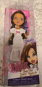 Bratz Yasmin Sleep Over Doll nuova in bianco con abito fiocco rosa per 6 anni + - Foto 1 di 8