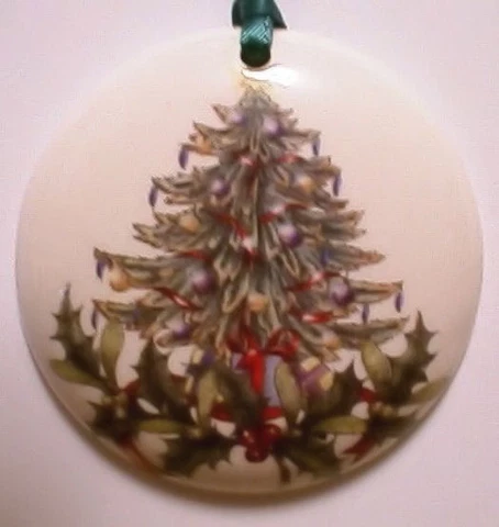 CHRISTMAS TREE WITH HOLLY & BERRIES & RIBBONS ROUND BASKET TIE ON-NEW-SHOP STORE Cover