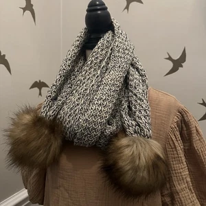 Sciarpa Altar'd State Marled Pom Pom bianco e nero morbido lungo invernale pelliccia boho - Foto 1 di 14