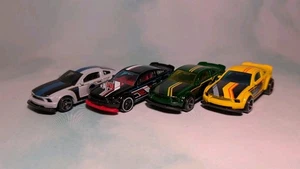 Lotto 4 auto Hot Wheels Ford Mustang 2005 (scala 1:64 - sfuse) - Foto 1 di 17