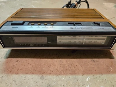 GE General Electric 7-4633D AM/FM Alarm Clock Radio Minor Issues - Image 1 of 4