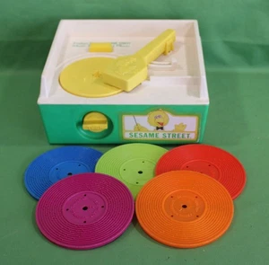 Vintage Fisher Price Sesamstraße Spielzeug Plattenspieler mit "Platten" DATUM 1984 - Bild 1 von 10