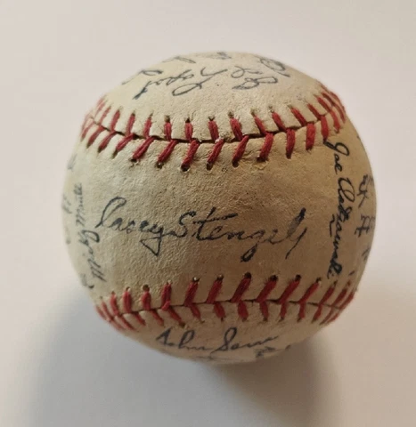 1952 New York Yankees Facsimile Autographed Souvenir Baseball Mantle Rizzuto Etc Cover