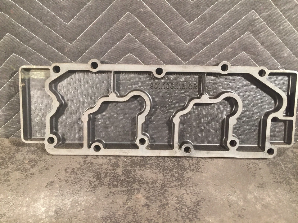 Cubierta de válvula inferior Porsche 911 901.105.116.0R ver fotos y descripción -- Foto 1 de 4