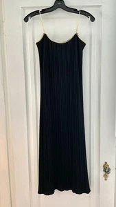 Vintage 70er Jahre Anne Klein Plissee schwarzes Kleid mit goldenen Spaghettiträgern - Bild 1 von 5
