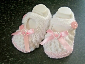 CUTE PAIR HAND KNITTED BABY SHOES in PINK/WHITE WITH PINK BOW size 0-3 MONTH(4) - Picture 1 of 2