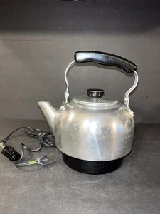 Bollitore da tè vintage in acciaio inox con manico in bachelite 600W 120V Made in Japan. - Foto 1 di 13
