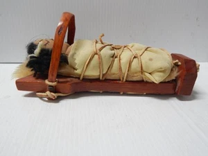 VINTAGE NAVAJO SPIELZEUG / PUPPENGRÖSSE WIEGEBRETT MIT PUPPE - SCHÖNER ZUSTAND - XLNT GESCHENK - Bild 1 von 3