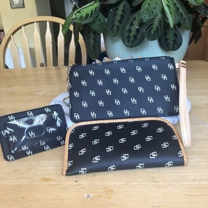 Dooney Signature Handgelenktasche, Brillenetui & Ausweisetui aus schwarz beschichtetem Canvas - Bild 1 von 10