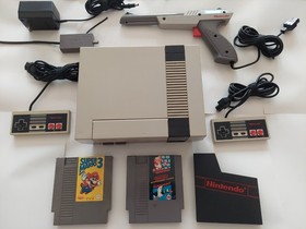 Original Nintendo NES Console OEM + Controllers + Zapper &ndash; Tested Works &ndash; AS-IS