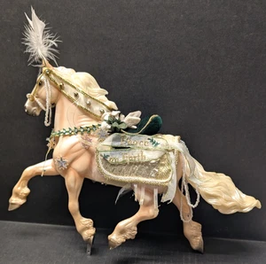 Breyer Holiday Christmas Horse 2008 Noelle Peace on Earth #700108 supporto mancante - Foto 1 di 10