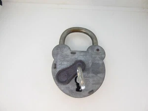 UNIS FRANCE - CADENAS ANCIEN / OLD PADLOCK FORME MICKEY FORM - TOP - Picture 1 of 7