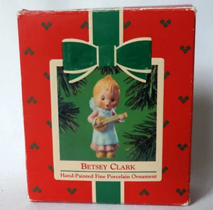 1984 Hallmark Christmas Ornament - Betsey Clark porcelain Angel w/Mandolin - Imagen 1 de 3