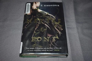 Nettle & Bone by T. Kingfisher (1st Edition/First Printing,hardcover,ex-library) - Foto 1 di 5