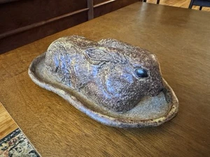 Plato de mantequilla cubierto de cerámica de gres de colección conejo francés canadiense conejito Pascua - Imagen 1 de 5