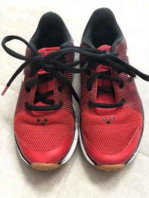 Zapatillas deportivas Under Amour para niños talla 11,5 negras rojas Foto 1 de 4