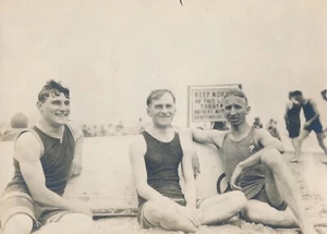 Instantánea Foto De Colección Hombres Guapos Grupo Traje de Baño Playa Informal Interés Gay - Imagen 1 de 5