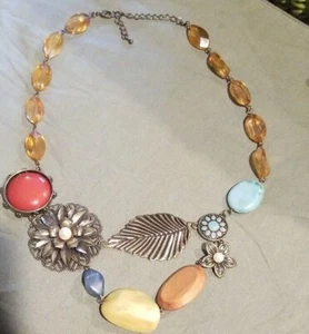 Fun and pretty mixed materials necklace, brass, wood, faux stones, flower/leaves - Picture 1 of 6