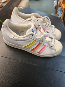 Adidas Superstar Pride Turnschuhe weiß/regenbogenfarben LGBT Love Unites UK Größe 9,5 Unis - Bild 1 von 6