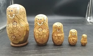 Bambola russa a nido dipinta a mano in legno (5) oro e pirografia - Foto 1 di 6
