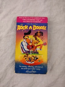 ROCK A DOODLE ~ VHS, 1999 ~ DON BLUTH ~ GLEN CAMPBELL, SANDY DUNCAN ~ SLIPSLEEVE - Imagen 1 de 2