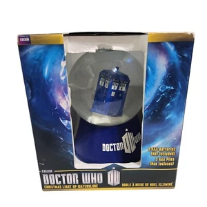 NUEVO BBC Doctor Who Tardis Globo de Agua Iluminado/Globo de Nieve Nuevo en Caja 7" - Imagen 1 de 6