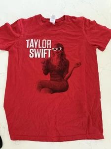 Taylor Swift Red Tour 2013 Concert White Glasses Gildan T Shirt Small Swiftie - Picture 1 of 4