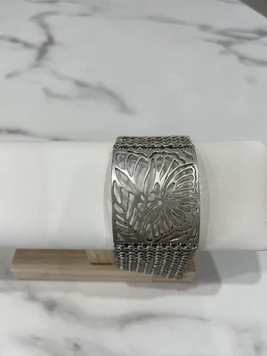 Brazalete ancho cadena malla mariposa reacción Kenneth Cole tono plata Foto 1 de 4