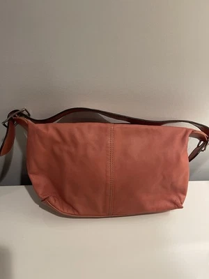 Bolso hobo Liz Claiborne de cuero suave para mujer rosa de un solo hombro a presión Foto 1 de 4