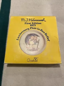 M.J. Hummel First Edition 1975 Anniversary Plate in Bas Relief - Picture 1 of 3