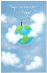 Tarjeta de felicitación Feliz Aniversario Pareja Flotando en la Nube Sobre la Tierra - Imagen 1 de 3