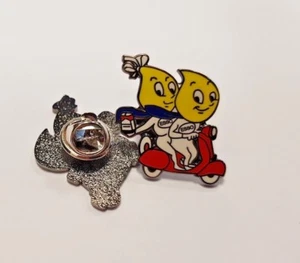Esso Couple On A Scooter Pin Insignia Mods, Scooters, SKA OI! Skins de motociclista - Imagen 1 de 1