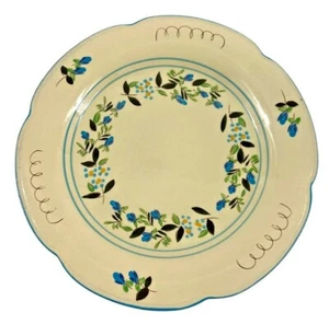 Plato de pastel pedestal con patrón de flores pequeñas azules Stangl 12" de diámetro pintado a mano - Imagen 1 de 6