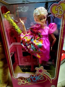 Barbie The Movie Puppe WEIRD BARBIE Sammlerstück HYB84 exklusiv AUSVERKAUFT *in der Hand - Bild 1 von 1