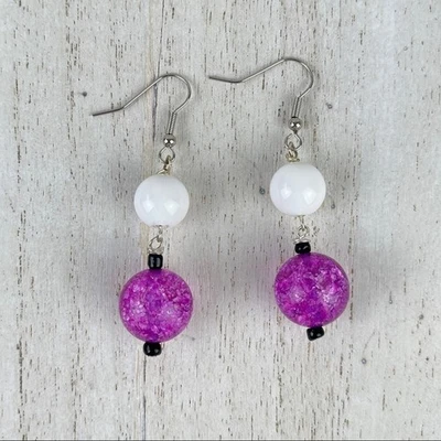 Pendientes de cuentas de vidrio hechos a mano con cuentas de vidrio craquelado magenta y porcelana blanca Foto 1 de 4