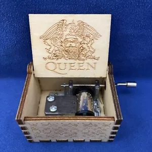 NOS "Queen" Bohemian Rhapsody miniatura manovella carillon in legno - Foto 1 di 10