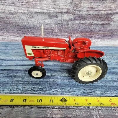 Cosechadora Internacional 606 modelos a escala 1/16 1991 de colección con tractor detallado delantero  Foto 1 de 4