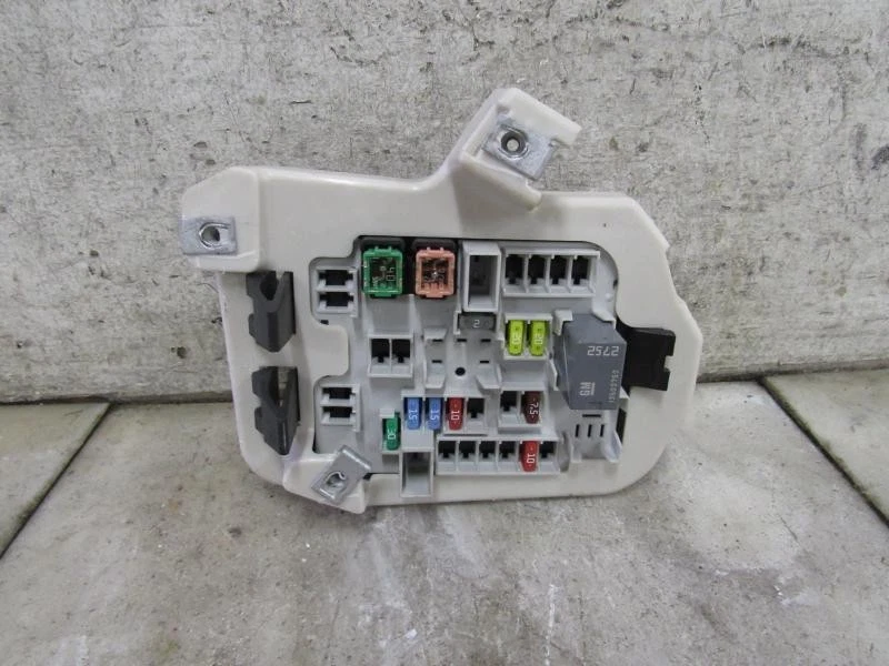 2013 CADILLAC ATS КАБИНЫ ПРЕДОХРАНИТЕЛЬ КОРОБКА 13676641 - Изображение 1 из 4