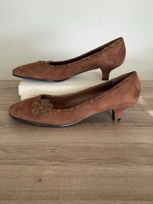 VTG Naturalizer Suede Kitten Heels Woven Trim Flower Brown Sz 9.5 (Y2K) - Image 1 of 4