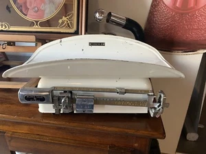 BILANCIA vintage SALUS MILANO BIANCA PER NEONATI A STADERA MECCANICA ANNI 50 - Foto 1 di 10