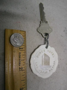 1972 DUNES HOTEL Key Room FOB Las Vegas Vintage 1971 Poker Chip Style - Bild 1 von 3