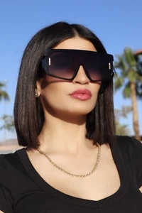 Call Me Naomi Square Flat Top schwarze Single Shield Sonnenbrille mit schwarzen Gläsern - Bild 1 von 4