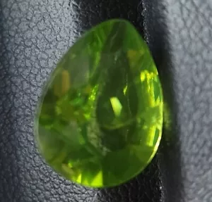 Neon green Peridot gemstone - faceted natural Chrysolite 5.75 CTS - Bild 1 von 10