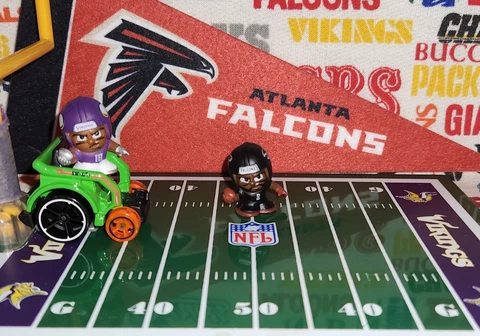 2022/2023 NFL Series 11 Teenymates Atlanta Falcons WR Kyle Pitts figure Cover