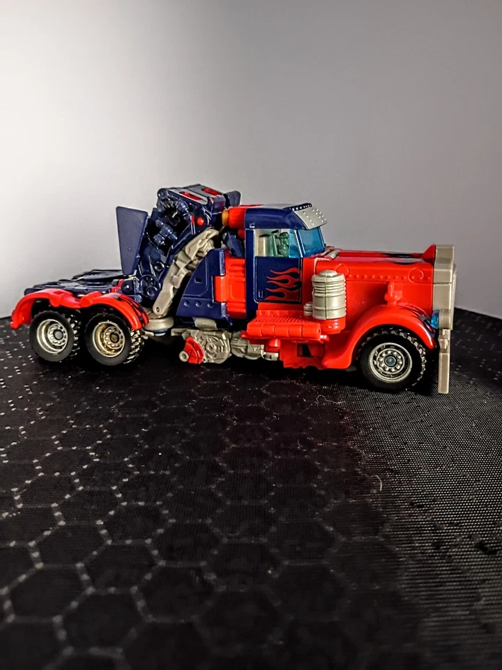 Voyager Class Optimus Prime Figure From The 2007 Transformers Movie - Image 1 of 4