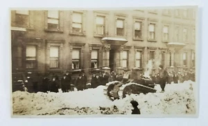Foto instantánea vintage francés tanque en la calle nevada militar - Imagen 1 de 6